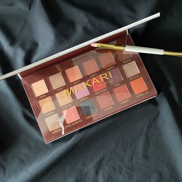 MAKARI EYE SHADOW PALETTE Plus Makeup bag Limited Edition NWT - Picture 7 of 14